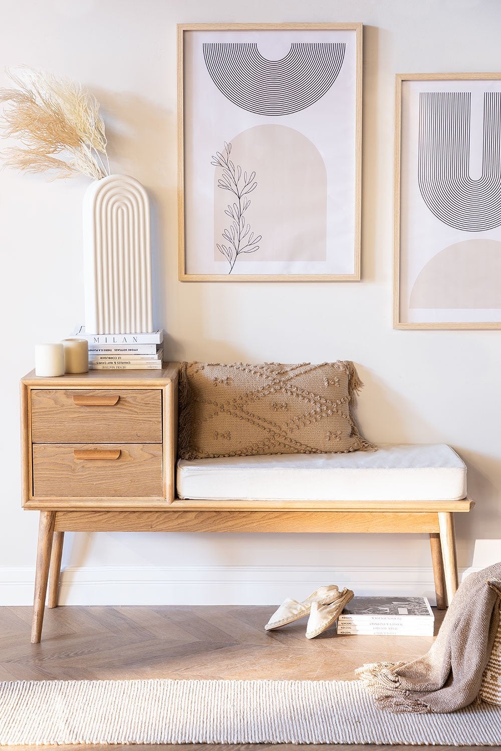 Este banco con cajones funciona a las mil maravillas como descalzadora en el dormitorio o en el hall. Cuesta 199.95 euros.