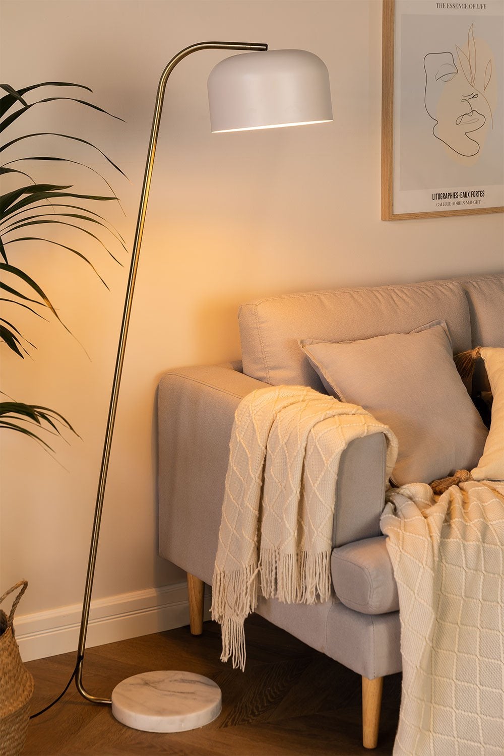 Esta lámpara de pie de diseño creará un ambiente muy cálido como punto de luz indirecta. Cuesta 99.95 euros en Sklum.