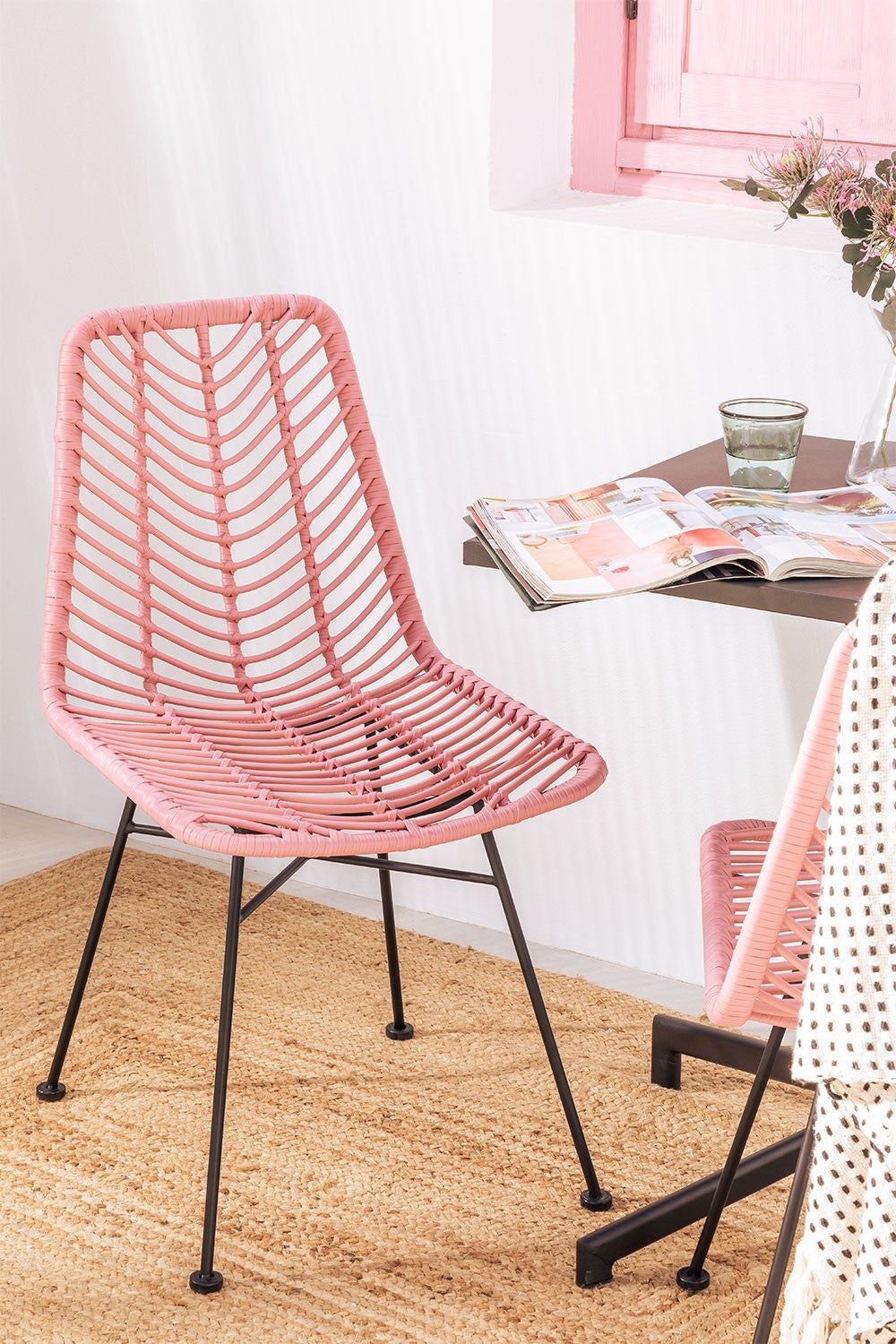 Para tu despacho en casa, para el salón, para el comedor... Esta original silla en color rosa chicle es el detalle que marcará la diferencia en la nueva decoración de tu casa (64.95 euros en Sklum).
