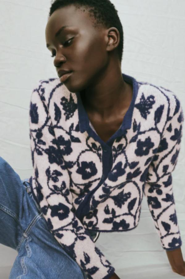 Estampado de flores jacquard para este cárdigan de Zara en blanco y azul que tiene cuello redondo, mangas largas y cierre frontal de botones. Cuesta 29,95 euros y solo queda en las tallas S y M.