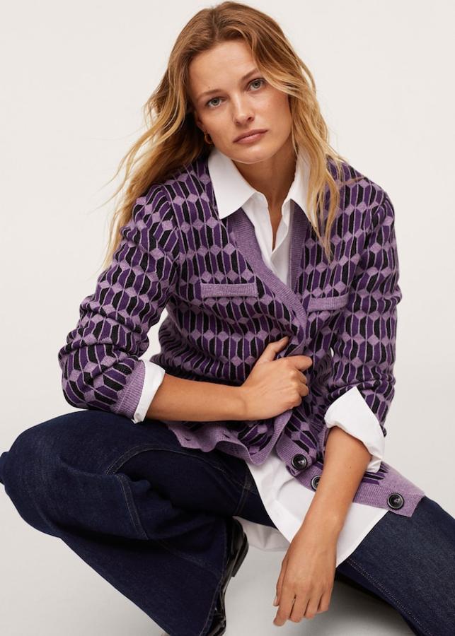 Estampado geométrico en tonos morados, lilas y negros para este cárdigan largo de punto de diseño oversize con cuello de pico, mangas largas y bolsillos decorativos en el frontal. Con cierre de botones a contraste, cuesta 39,99 euros y solo queda en las tallas XS y S. 