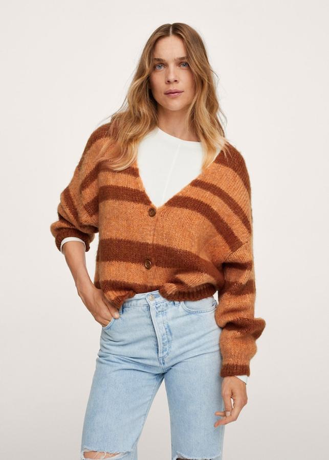De venta exclusiva en la web de Mango, este cárdigan de punto con estampado de rayas y diseño oversize recto viene con escote de pico, mangas largas y cierre frontal de botones a tono. Cuesta 39,99 euros y solo queda en la talla L. 
