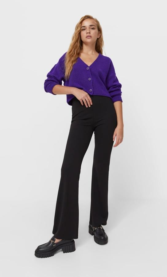 Este cárdigan de punto con escote de pico y mangas largas con cierre frontal de botones a tono es de Stadivarius, está confeccionado en tejido de tacto suave y está disponible entre las tallas XS y XL por 19,99 euros. 