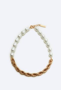 Imagen secundaria 2 - Las perlas conquistan el armario de esta temporada y estas prendas y accesorios de Uterqüe demuestran que es el adorno más elegante para elevar tus looks