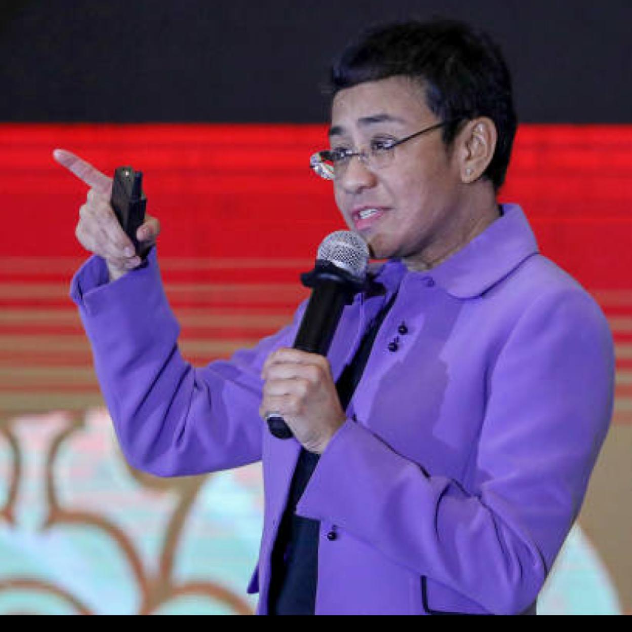 Maria Ressa dando un discurso.