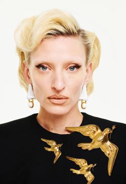 Imagen secundaria 2 - Daniel Rosberry, director artístico de Schiaparelli : «A veces la industria de la moda puede ser una gran farsante»