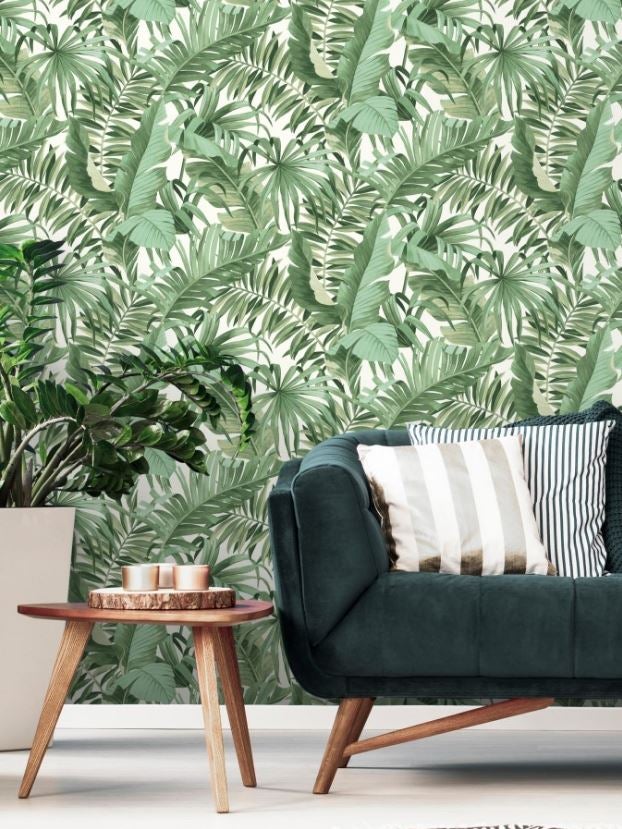 Tu salón viaja hasta el trópico con esta pared de papel pintado con maxi hojas, que puedes encontrar en Gaulan por 69 euros el rollo. 