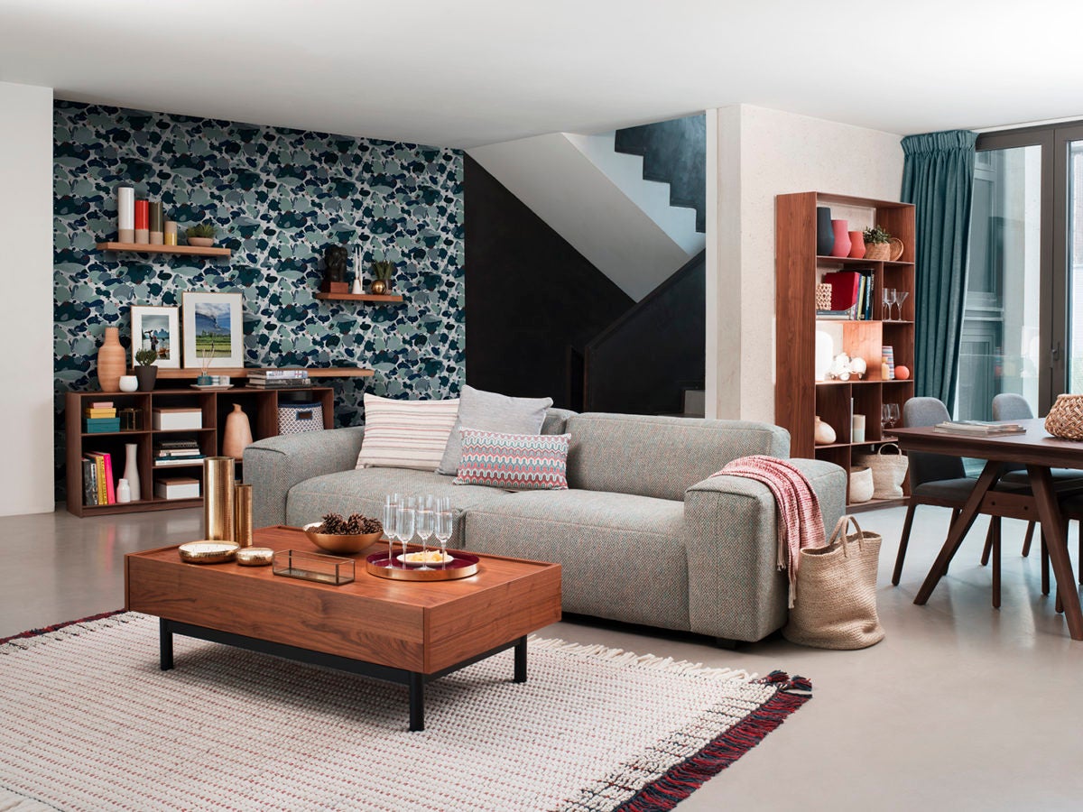 Desde Habitat nos proponen revestir una de las paredes de nuestro salón con este papel pintado abstracto, que añadirá un toque muy sofisticado al espacio (cpv).