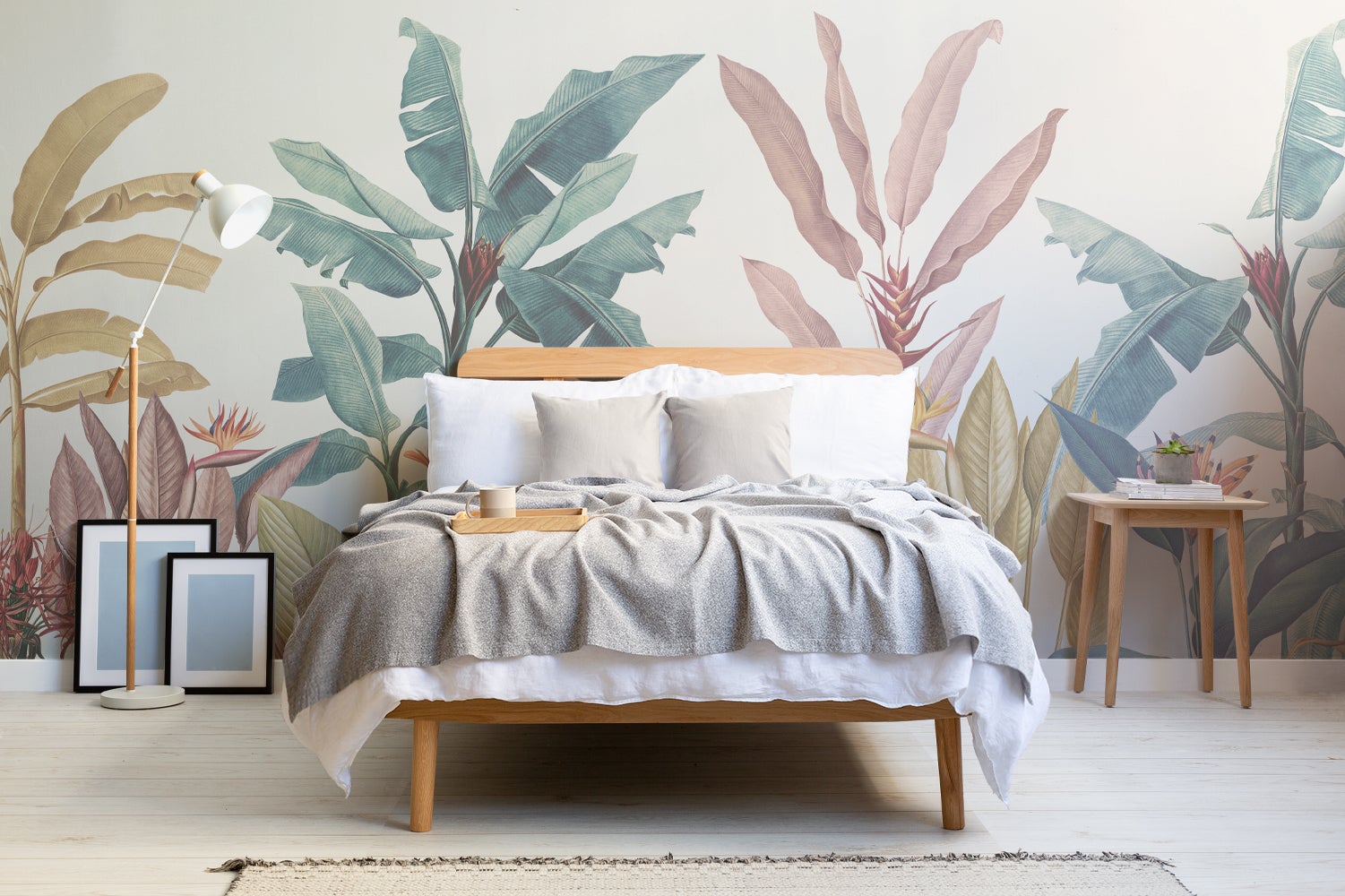 Tu dormitorio se transformará complemtamente si en la pared principal apuestas por un papel pintado tan imponente como este de inspiración floral de Hovia (45.60 euros/m2).
