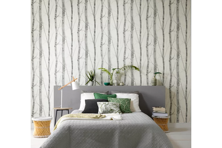 Elegante y minimalista, tu dormitorio respirará relax y calidez con una pared decorada con este papel pintado de Leroy Merlín. Cuesta 24.95 euros el rollo.