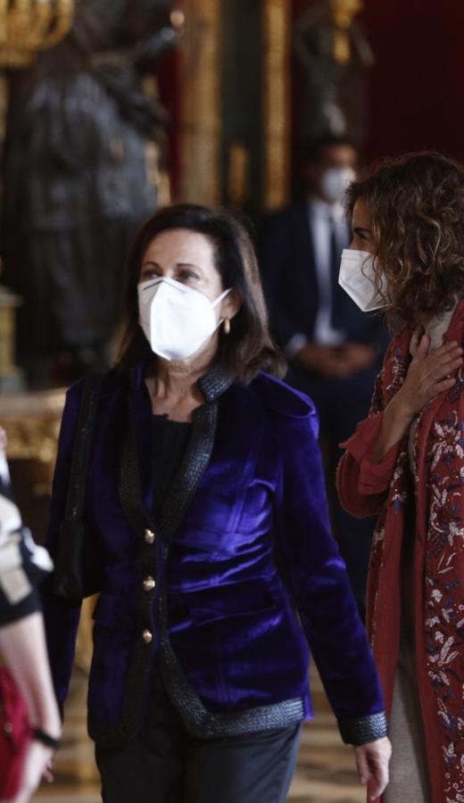 Margarita Robles con una blazer de terciopelo en color azul oscuro.