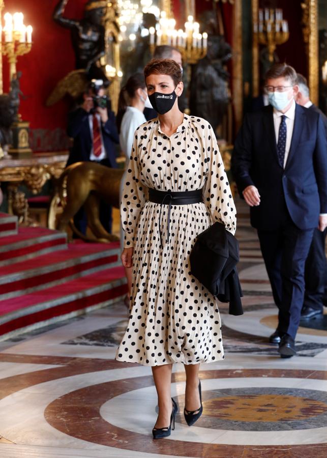 María Chivite con un vestido de lunares en color crudo y negro y cinturón ancho.