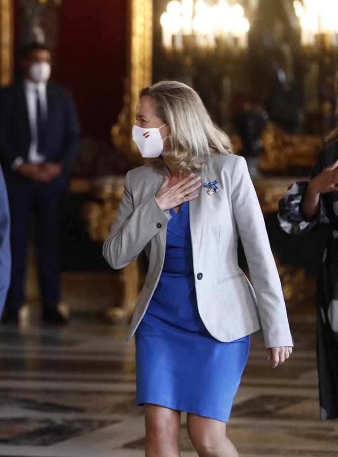 Nadia Calviño con un vestido azul y blazer gris corta.