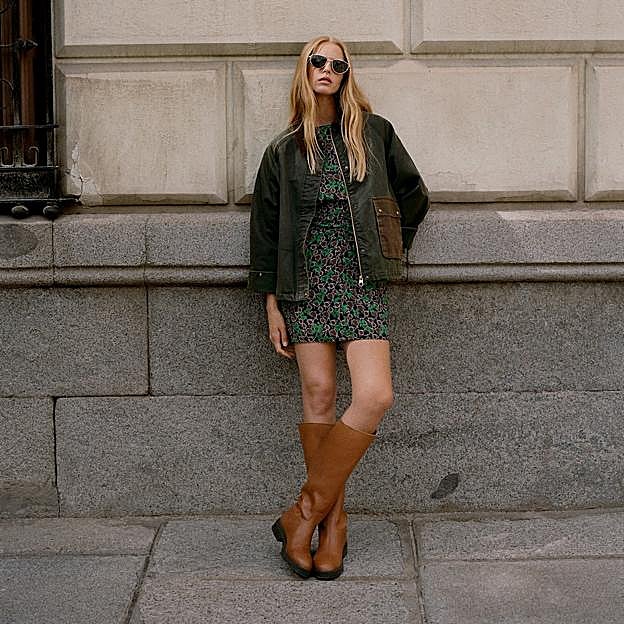 Imagen principal - 1. Los mini vestidos se alían con las chaquetas de aires ecuestres para conseguir un look urbano de nota. 2. Mini vestido con estampado de flores en tonos verdes de Mango (39,99 euros). 3. Botas altas de color cuero de Mango (119 euros) 