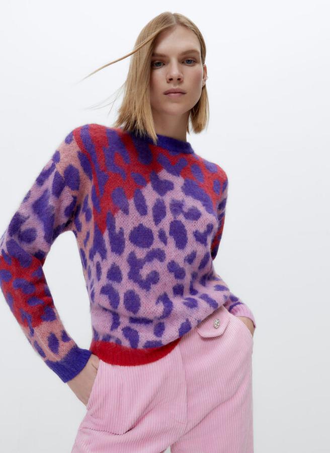 En punto jacquard con estampado de leopardo en tonos lila, este jersey en rosa pastel y fucsia viene con cuello redondo y mangas largas. Con acabados en rib cuesta 89 euros y podemos encontrarlo en las tallas S y M.