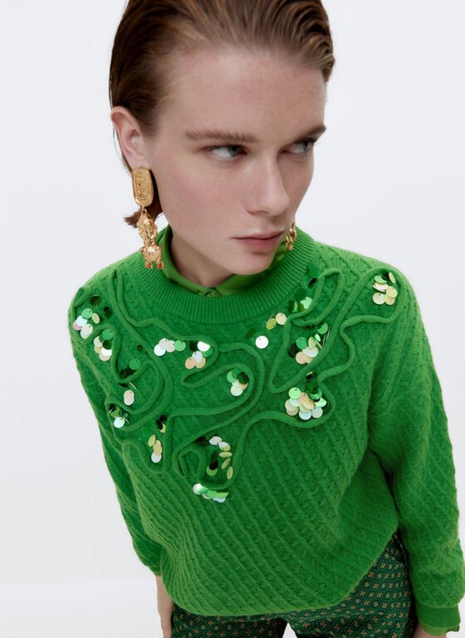 En el color tendencia del momento, el verde, este jersey de punto con cuello redondo viene con aplique de cintas y lentejuelas, mangas largas y acabados en rib. Disponible en las tallas S y M, cuesta 99 euros. 