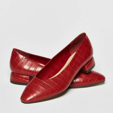 Imagen secundaria 1 - Sudadera, vaqueros y zapatos rojos: el look casual rejuvenecedor de Victoria Beckham del que te vas a enamorar este otoño