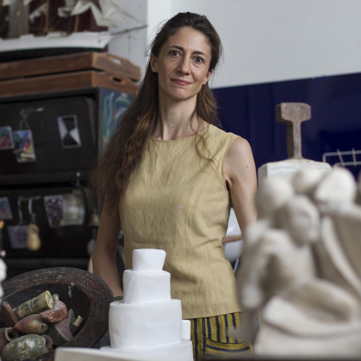 Claudia Stilianopoulus, hija de Pitita Ridruejo, posa con algunas de sus obras. Si quieres ver los mejores looks de carolina de Mónaco, pincha en la imagen.