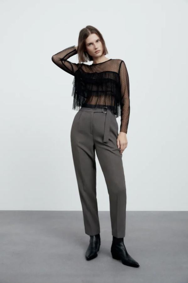 Con cinturón con hebilla metálica a tono, estos pantalones de Zara en gris antracita, de tiro alto con pinzas delanteras vienen con bolsillos delanteros y falsos bolsillos de vivo en la espalda. Disponible entre las tallas XS y XL, cuestan 29,95 euros.