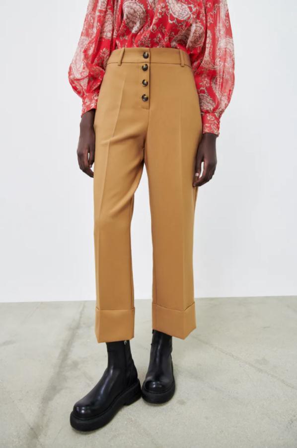 Perneras rectas y bajo acabado en vuelta para estos pantalones de Zara en color tostado con cierre frontal de botones, tiro alto y bolsillos laterales. Tienen un precio de 29,95 euros y están disponibles entre las tallas XS y XXL.