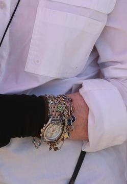 Imagen secundaria 2 - El collar de perlas tendencia y la pulsera de la suerte que no se quita: sabemos el significado oculto de las joyas favoritas de la reina Sofía