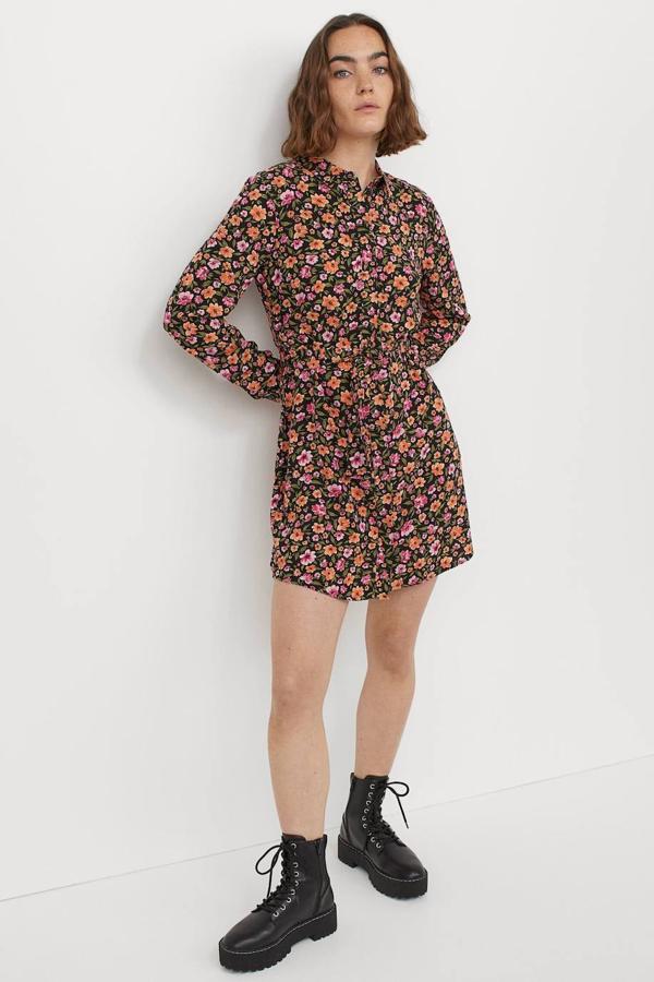 Vestido camisero corto con cinturón extraíble a juego, negro con flores multicolor. 19,99 euros