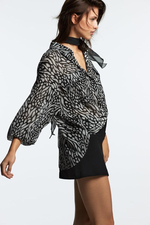 Las blusas fluidas serán tus mejores aliadas estos últimos días de entretiempo antes de que llegue el frío. Elige un diseño estampado en el binomio ganador, blanco y negro. Blusa estampada de Zara (29,99 euros)