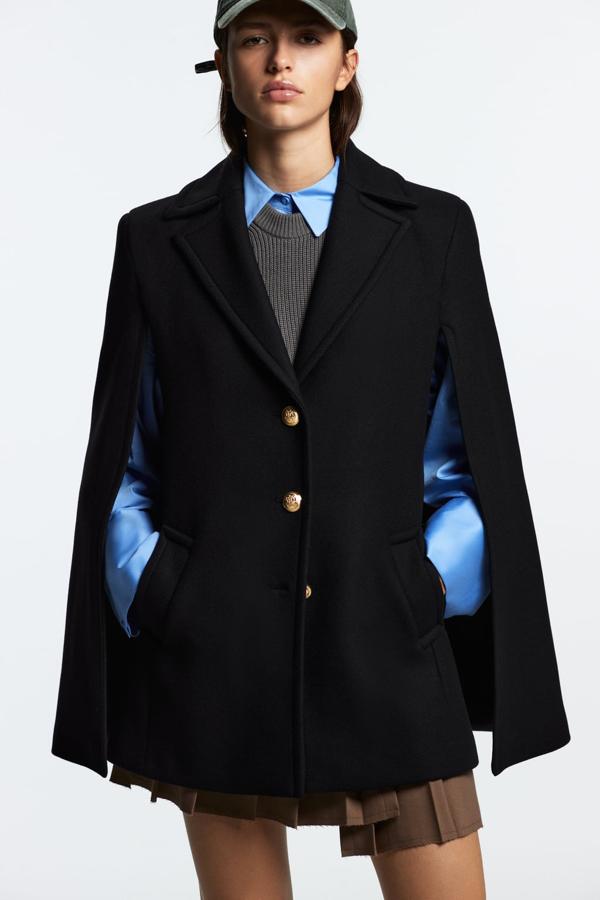 Las capas son una alternativa más atrevida al clásico abrigo de lana. trunfarás con un diseño en un color oscur, como el negro o el azul marino, o y con botones dorados de estilo marinero. Capa de Zara (89,99 euros) 