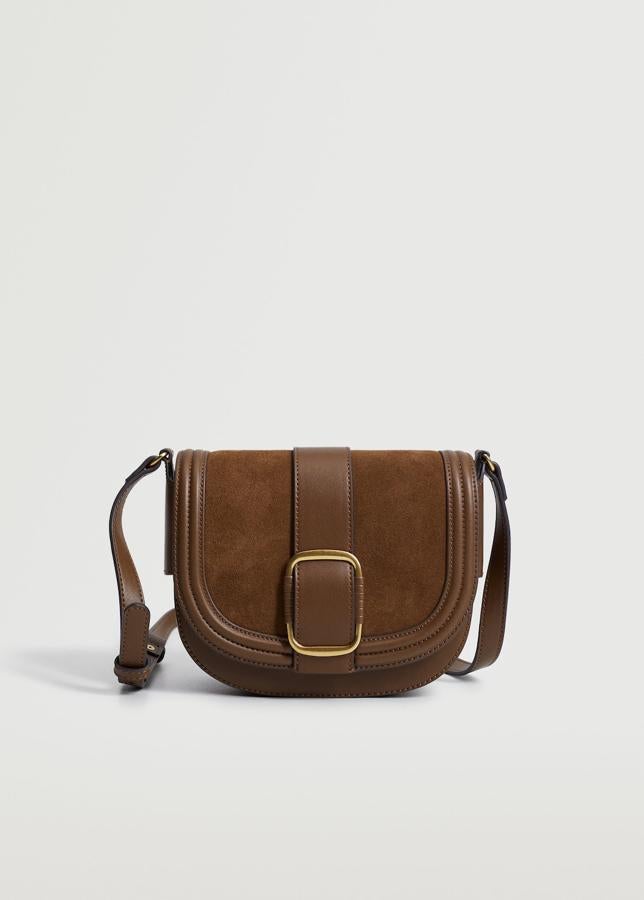 Todas necesitamos un bolso bandolera, en un color que pegue con cualquier prenda de nuestro armario. Este diseño color tabaco de Mango es la opción perfecta para el otoño. Bolso de ante de Mango (39,99 euros). 