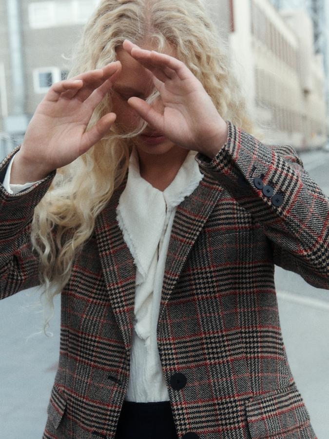 Esta chaqueta con estampado de cuadros en color negro, crudo y rojo es una aunténtica inversión para tu fondo de armario. Americana de lana con estampado de cuadros de Massimo Dutti (129 euros). 