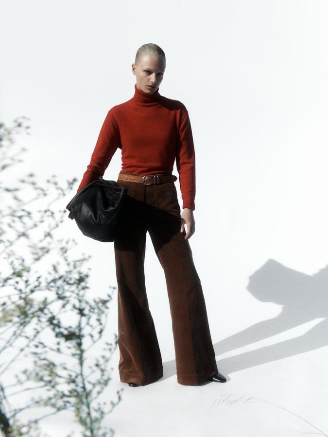 Ya lo decíamos hace unos días, los pantalones de pana son una de las prendas estrella de la temporada. Elige un diseño wide leg con botones en color marrón medio. Pantalón ancho de pana de Massimo Dutti (49,99 euros). 