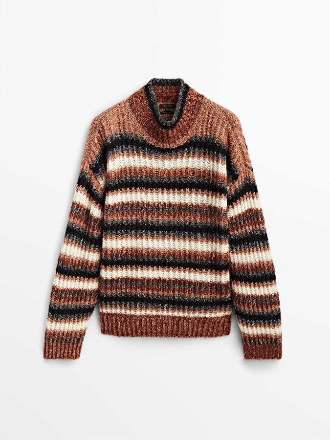 Los jerséis de rayas no siempre tienen que tener aires marineros. Los de estampado multicolor son una buena alternativa para llevar el resto del otoño. Jersey de rayas de Massimo Dutti (79,99 euros).