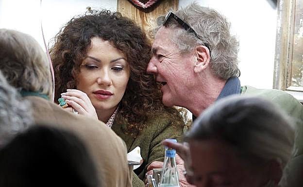 El príncipe Ernesto de Hannover junto a la modelo rumana Simona.