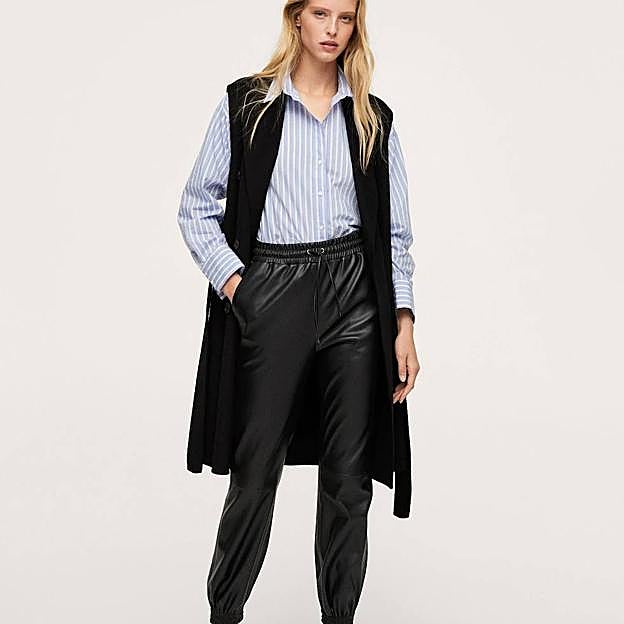Imagen principal - Hemos encontrado los pantalones más cómodos y sofisticados para tus looks diarios: los joggers efecto piel