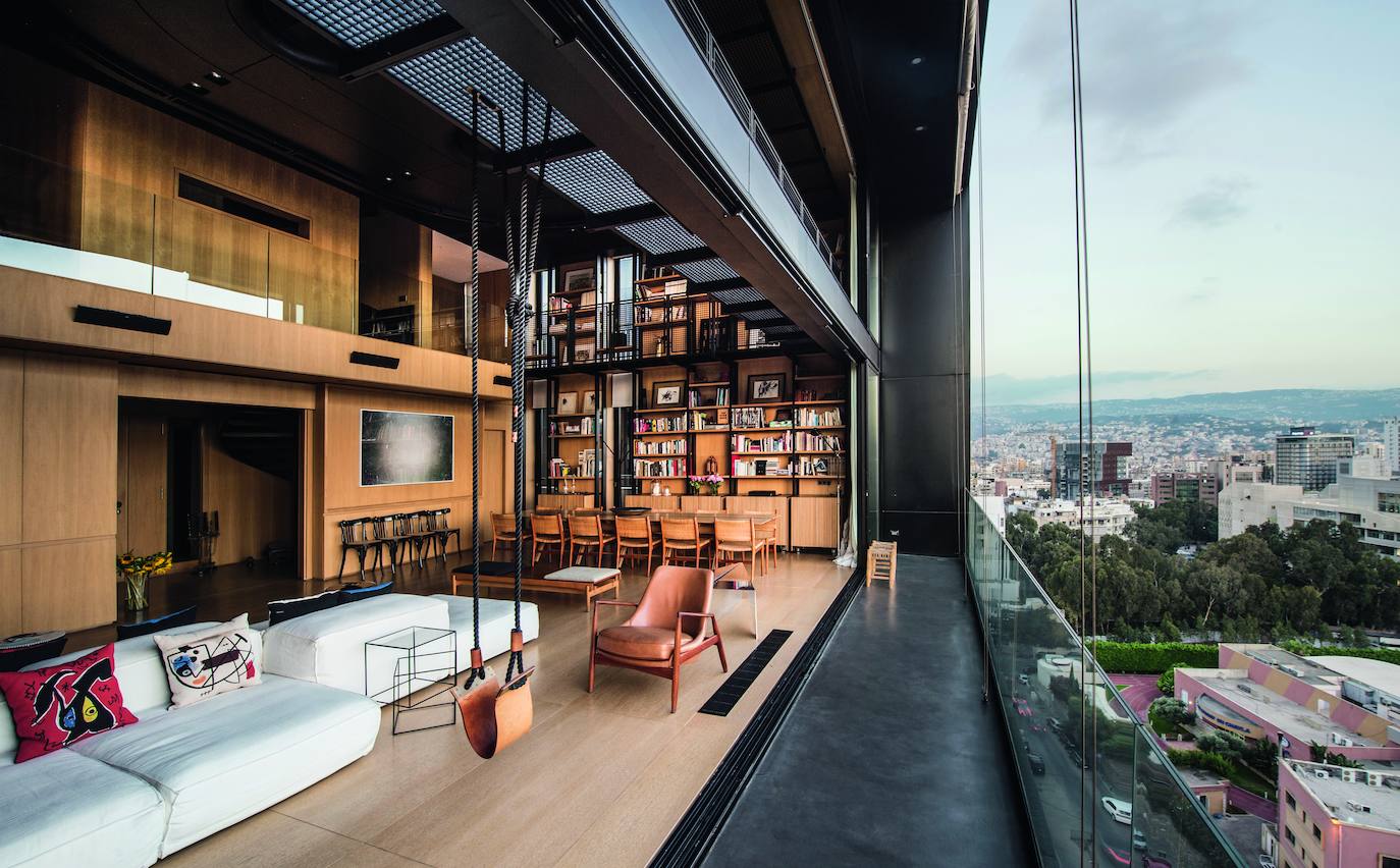 Una obra maestra de la arquitectura, enclavada en el centro de Beirut, una de las ciudades más bellas del Mediterráneo, es este apartamento de tres plantas que construyó para sí mismo el arquitecto libanés Bernard Khoury. Panelados de madera, estructura a doble altura, en forma de balcones y mobiliario escultural definen sus interiores. 