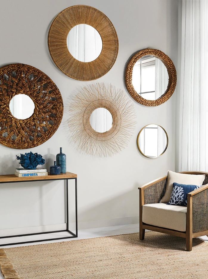 Esta butaca de lectura de teca y ratán (495 euros) y estos espejos de pared redondos (desde 79.95 a 149 euros, dependiendo del modelo).