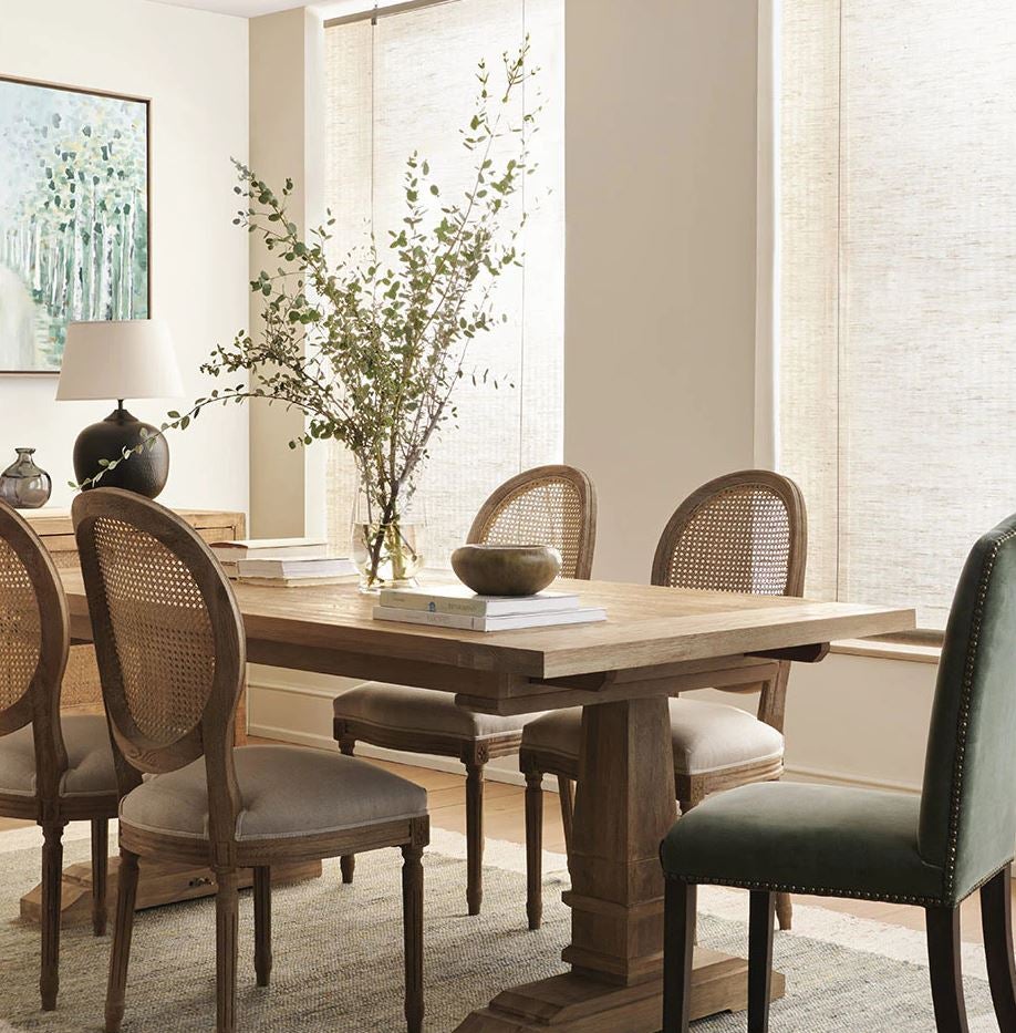 Estas sillas de comedor estilo Fulham tapizadas en color crudo (199 euros cada una). 