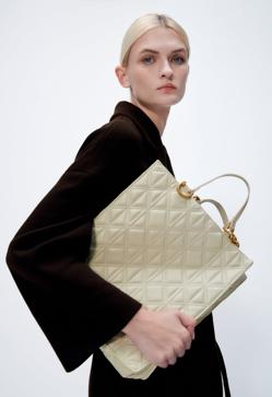 Imagen secundaria 2 - 1. Bolso de color naranja con asa de cadena dorada de Zara (35,99 euros). 2. Bolso acolchado en color lila de Zara (25,99 euros). 3. Bolso estilo shopping bag con asa corta en color blanco roto de Zara (35,99 euros). 