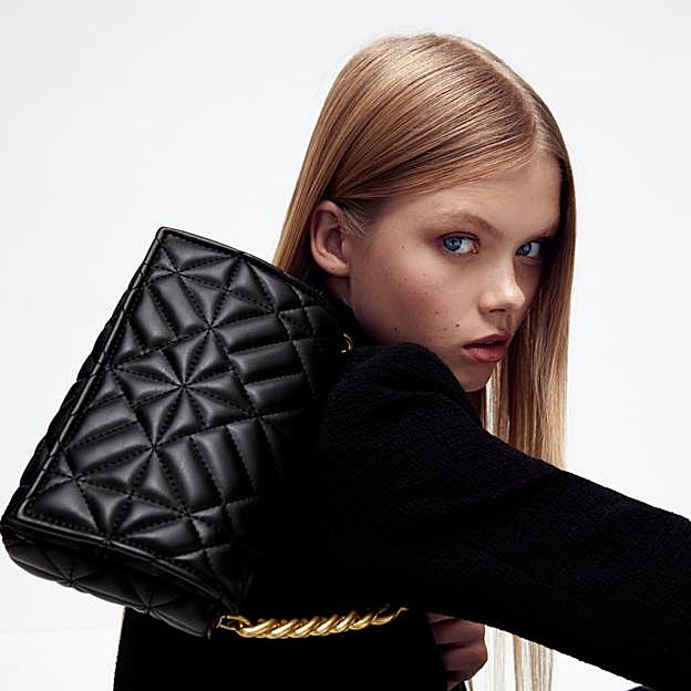 Imagen principal - 1. Bolso clásico acolchado de color negro con cadena dorada de Zara (22,99 euros). 2. Bolso de mano con asa corta de Zara (29,99 euros). 3. Bolso acolchado con forma de media luna en color beige de Zara (49,99 euros). 