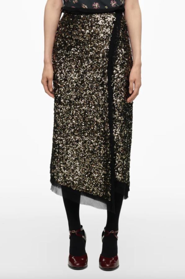 A juego con el top, esta falda midi de tiro alto con lentejuelas en color cobre viene con acabados desflecados combinados a contraste y bajo acabado con aberturas. Cuesta 59,95 euros y solo queda en las tallas XS, S y M. 