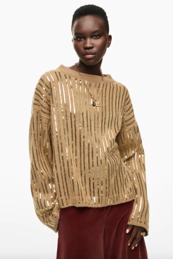 Dentro de la colección edición limitada de la firma hemos encontrado este jersey en beige con líneas verticales de lentejuelas doradas que tiene cuello redondo amplio y mangas largas. Con acabados en rib, cuesta 49,95 euros y volverá, porque se ha agotado todas las tallas, solo en la S.