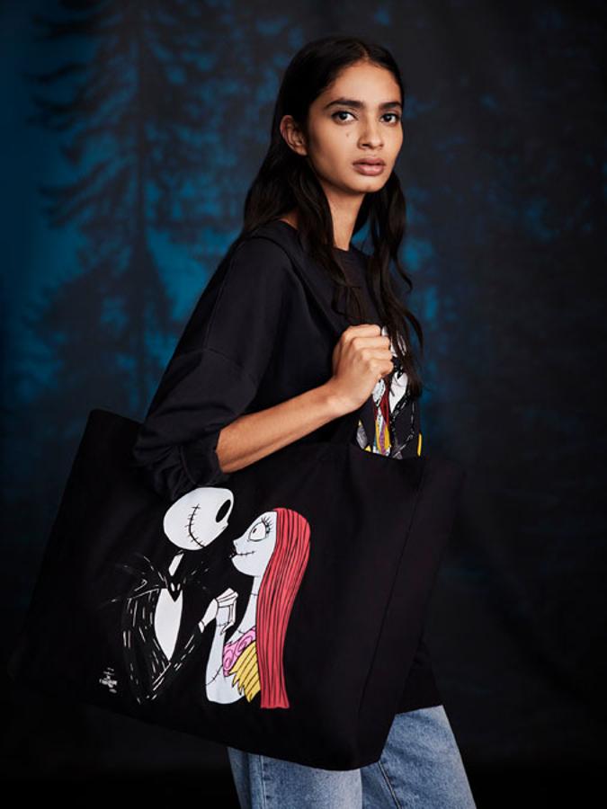 Bolso formato shopper de tejido ligero con estampado de Pesadilla antes de navidad (6,99 euros).