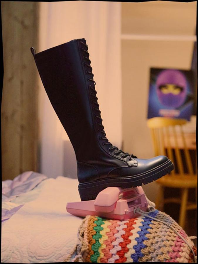 Zapato tipo bota plana de caña alta motera acordonada (35,99 euros).