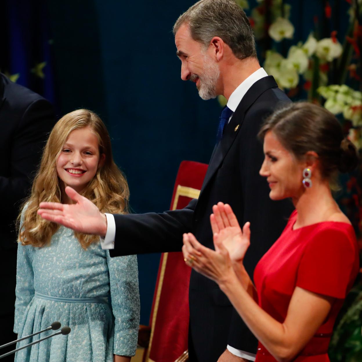 El rey cediendo el puesto a su hija, la princesa Leonor en su primer discruso en los Premios Princesa de Asturias de 2019