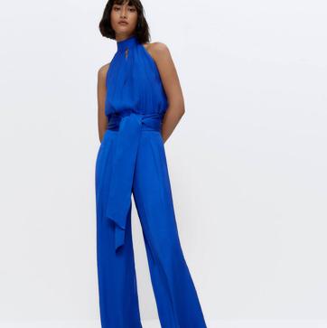 Imagen secundaria 1 - Vestido satinado 159 euros / Pantalón satinado 89 euros / Gabardina piel 329 euros