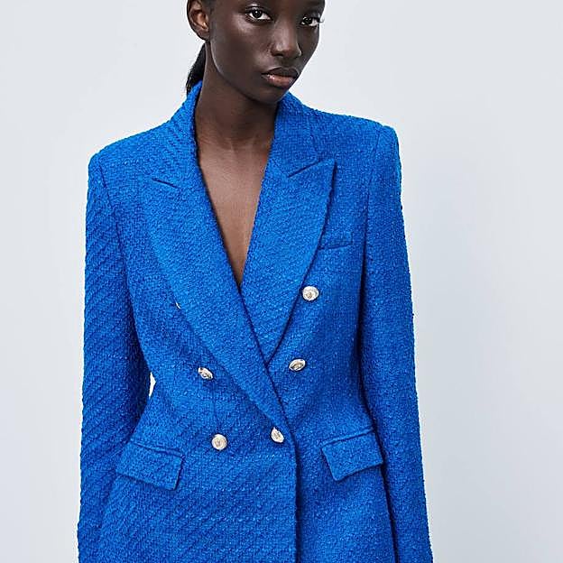 Imagen principal - Blazer 49,95 euros / Vestido camisero 29,95 euros / Conjunto de punto: pantalón 29,95 y top 29,95 euros