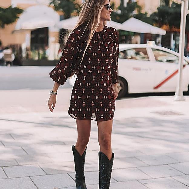 Imagen principal - Un vestido estampado de manga larga de aires sesenteros que se adapta a casi todas las situaciones. Para el día puedes lucirlo con botas altas de color negro y para la noche con sandalias de fiesta. 