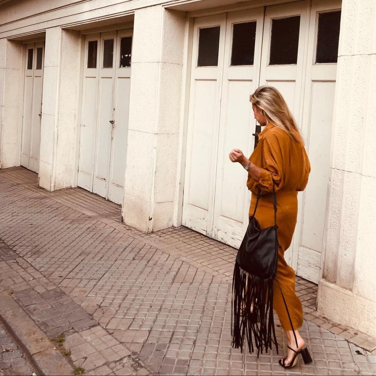 De mano o shopper, el bolso perfecto para tus looks bohemios con vestido y cárdigan está en Mango
