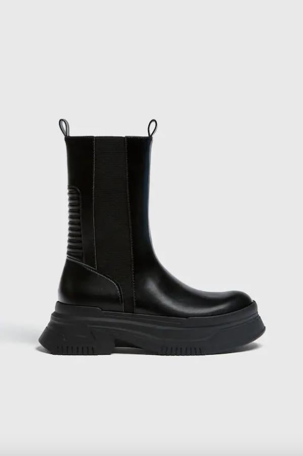 Con diseño acolchado en la parte trasera, estos botines de Pull&Bear con elástico tobillero a tono y trabilla frontal y trasera tienen una suela de 6 centímetros y cuestan 45,99 euros.