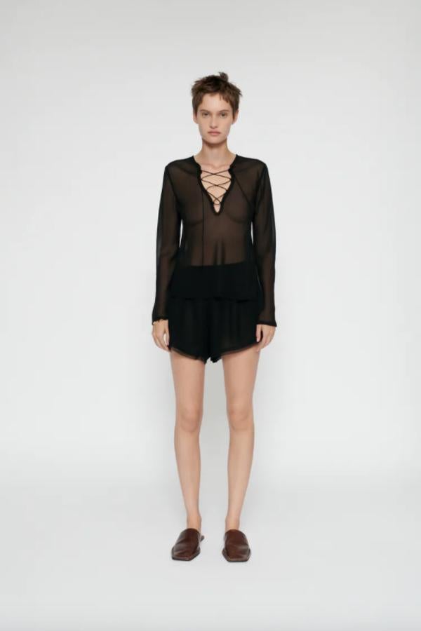 Con escote de pico ajustable con cordones, esta blusa semitransparente con mangas largas acabadas en evasé tiene un precio de 25,95 euros y está disponible en las tallas S, M y L. 